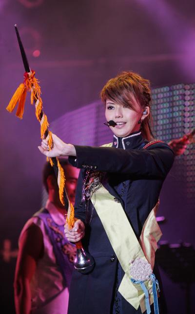 Stefanie Sun Stages Solo Concert in Shanghai