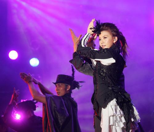 Stefanie Sun Stages Solo Concert in Shanghai