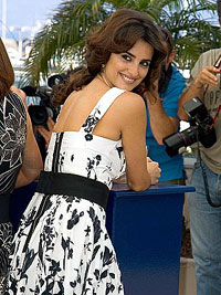 Penelope Cruz keeps Hollywood at arm's length