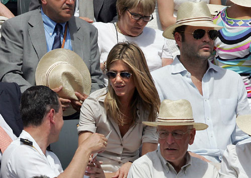 Aniston enjoys staying with Vince in Paris