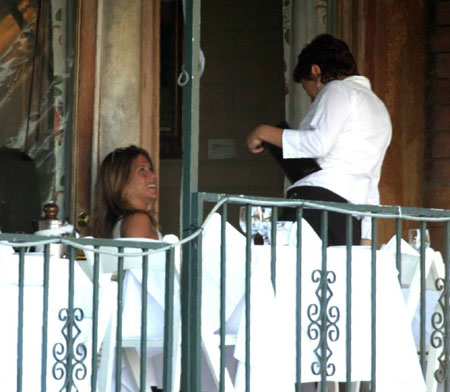 Jennifer Aniston begs for privacy