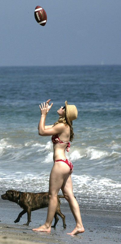 Jessica Biel plays ball in bikini