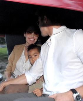 Pitt, Jolie take rickshaw ride