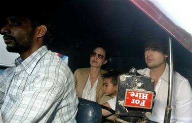 Pitt, Jolie take rickshaw ride in India