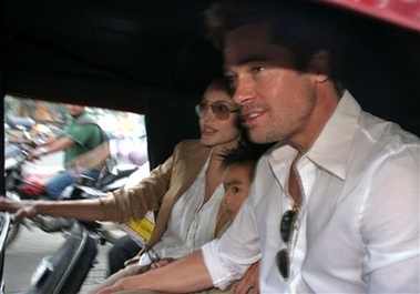 Pitt, Jolie take rickshaw ride in India