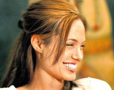Jolie says role of slain reporter's wife challenging