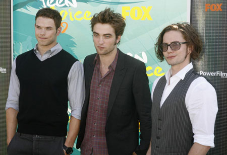 Robert Pattinson arrives at the Teen Choice 2009 Awards