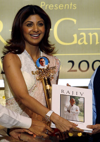 Shilpa Shetty poses after receiving the Rajiv Gandhi award