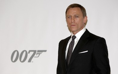 Daniel Craig defends new Bond title