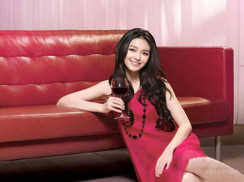 Hsu Xiyuan speaks for a wine brand