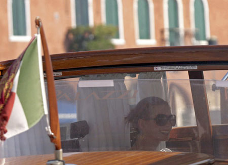 Anne Hathaway arrives in Venice