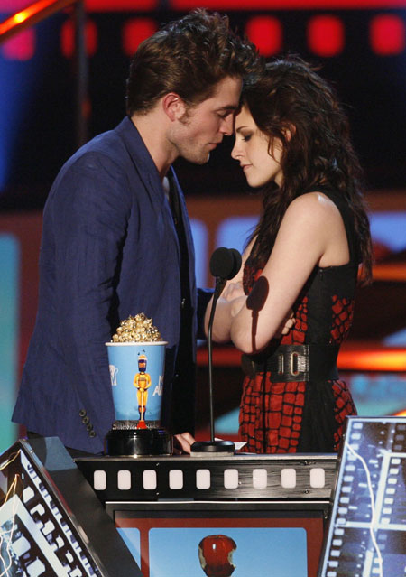 Pattinson and Stewart win Best Kiss at the 2009 MTV Movie Awards in L.A.