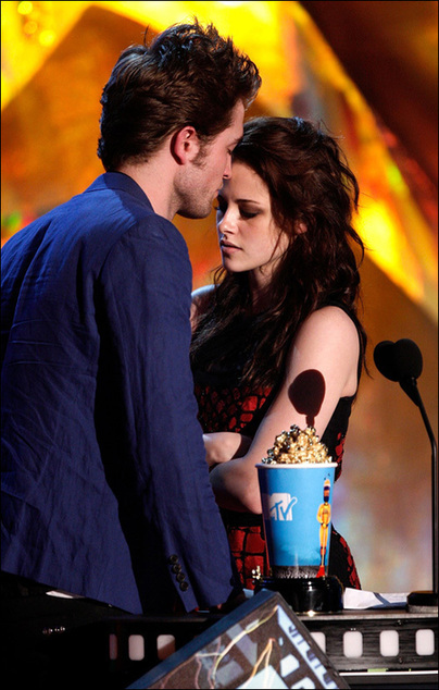 Pattinson and Stewart win Best Kiss at the 2009 MTV Movie Awards in L.A.