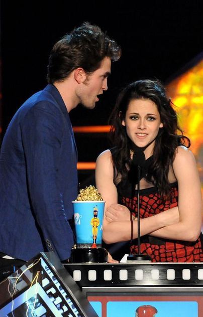 Pattinson and Stewart win Best Kiss at the 2009 MTV Movie Awards in L.A.