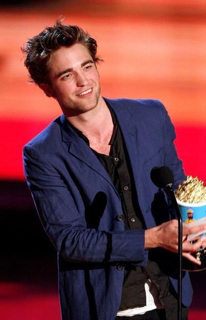 Pattinson and Stewart win Best Kiss at the 2009 MTV Movie Awards in L.A.