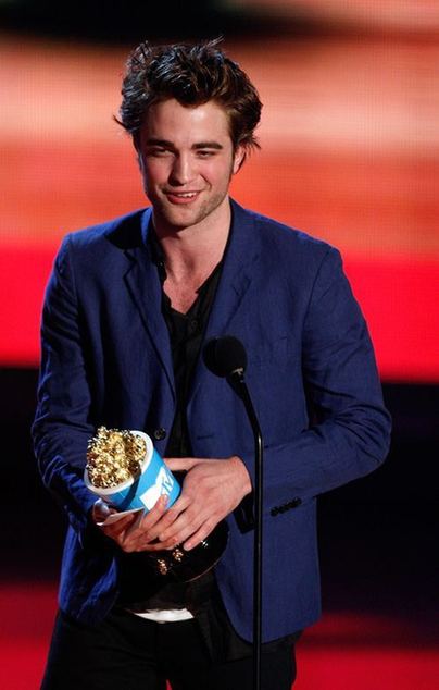 Pattinson and Stewart win Best Kiss at the 2009 MTV Movie Awards in L.A.