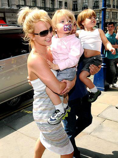 Britany Spears shops with sons in London