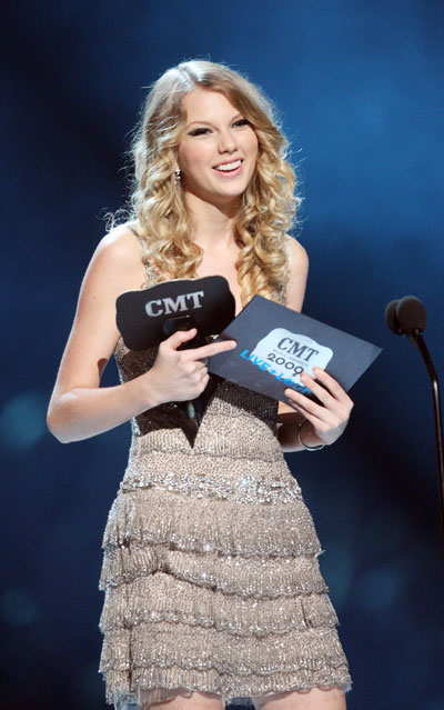 Taylor Swift awarded at 2009 CMT Music Awards