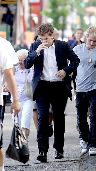 Robert Pattinson in suit on locaton for 'Remember Me' in Queens