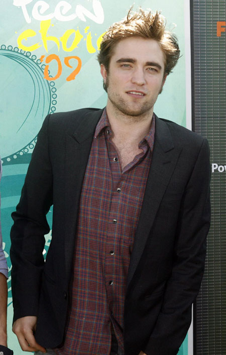 Robert Pattinson arrives at the Teen Choice 2009 Awards