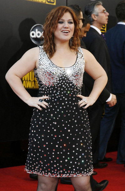 Kelly Clarkson arrives at the 2009 American Music Awards