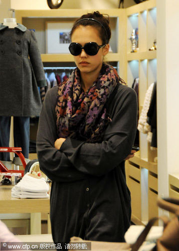 Jessica Alba shopping in Los Angeles