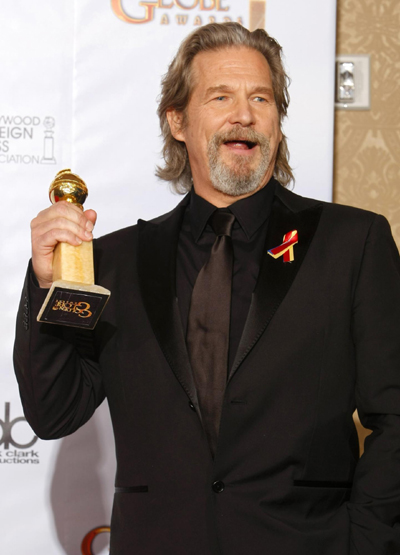 Jeff Bridges poses with his award for Best Performance by an Actor in 