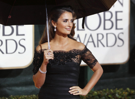 Penelope Cruz arrives at the 67th annual Golden Globe Awards
