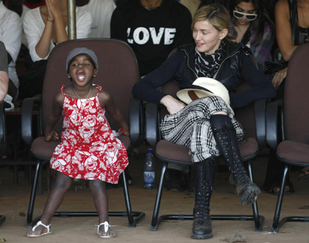 Madonna returns to Malawi on charity trip