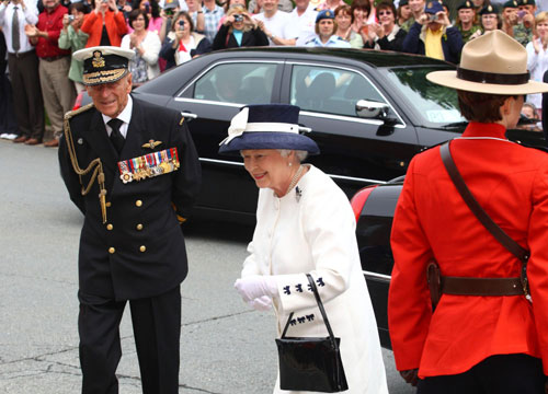 Photos:Queen Elizabeth II helps celebrate Canadian navy's 100th