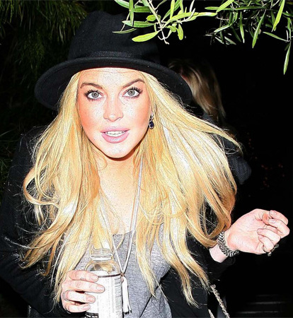 Lindsay Lohan attacked by waitress