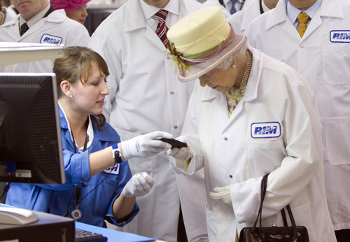 Queen Elizabeth gets a new BlackBerry