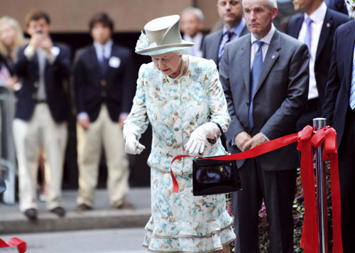 Queen Elizabeth II calls for world peace at UN