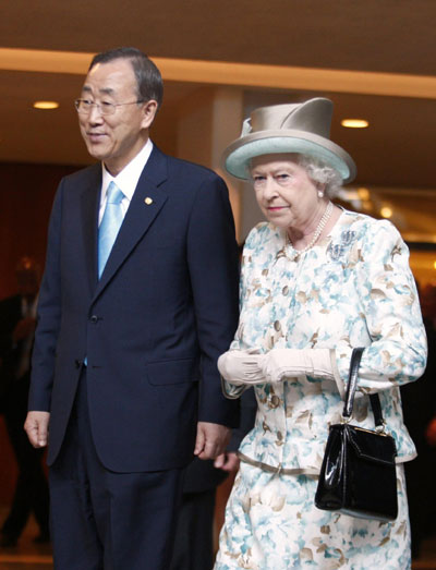 Queen Elizabeth II calls for world peace at UN