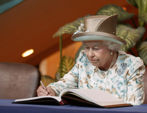 Queen Elizabeth II calls for world peace at UN