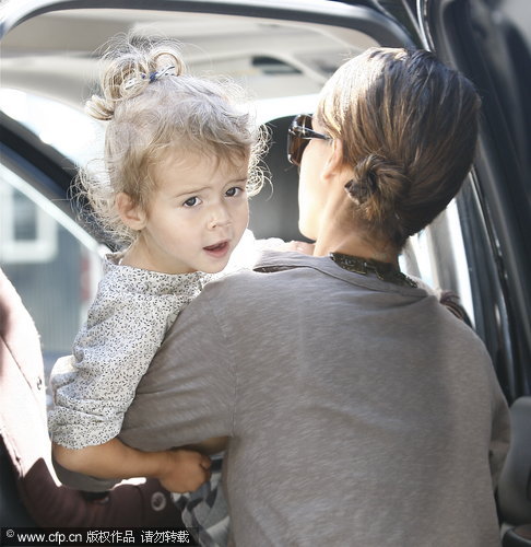 Celebrity Sighting：Jessica Alba and daughter out shopping in Beverly Hills