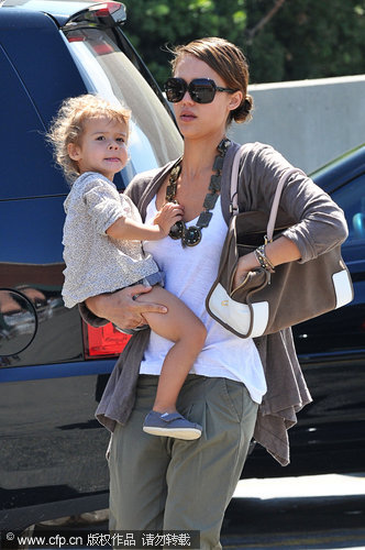 Celebrity Sighting：Jessica Alba and daughter out shopping in Beverly Hills