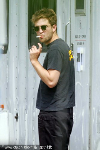 Robert Pattinson pays visit to Kristen Stewart's trailer
