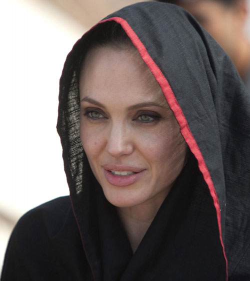 Angelina Jolie meets flood victims in Pakistan