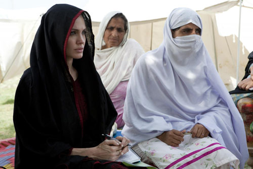 Angelina Jolie meets flood victims in Pakistan