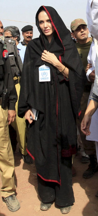 Angelina Jolie meets flood victims in Pakistan