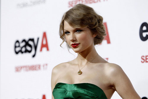 Taylor Swift poses at premiere of 'Easy A' at Grauman's Chinese theatre