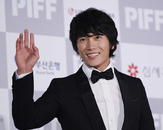 Stars studded at opening ceremony of 15th Pusan International Film Festival in Busan