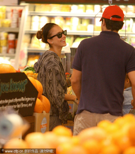 Jessica Alba shopping with family