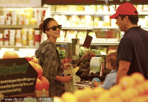 Jessica Alba shopping with family