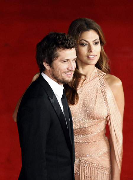 Eva Mendes walks red carpet for 