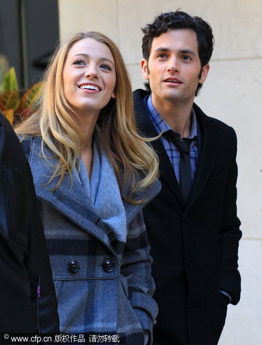 Blake Lively and Penn Badgley together on set of 'Gossip Girl'