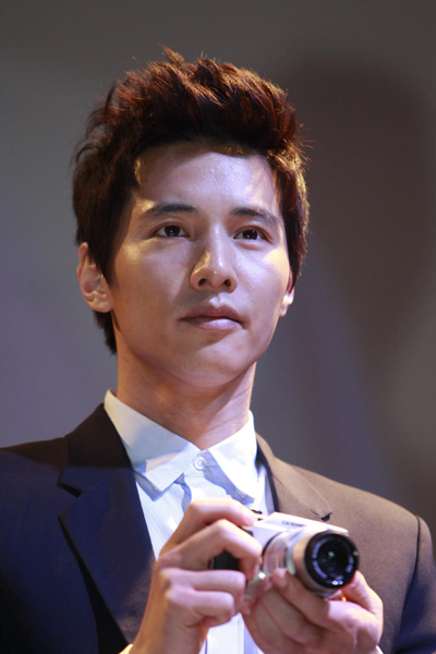 Won Bin promotes new digital camera