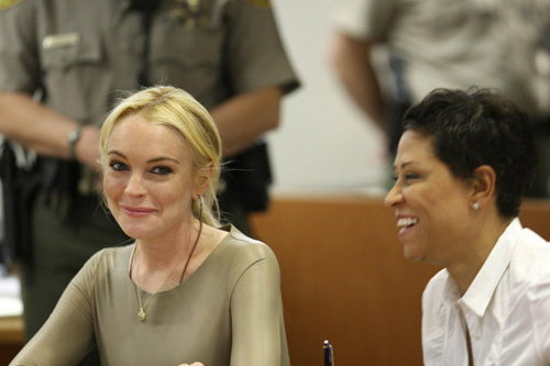 Judge delays jail sentence in Lohan theft case