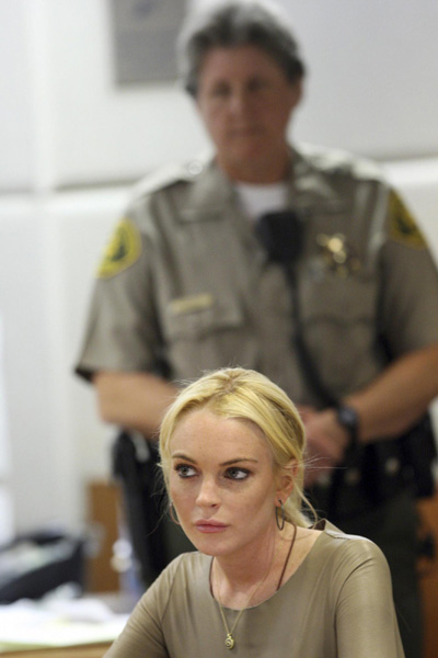 Judge delays jail sentence in Lohan theft case